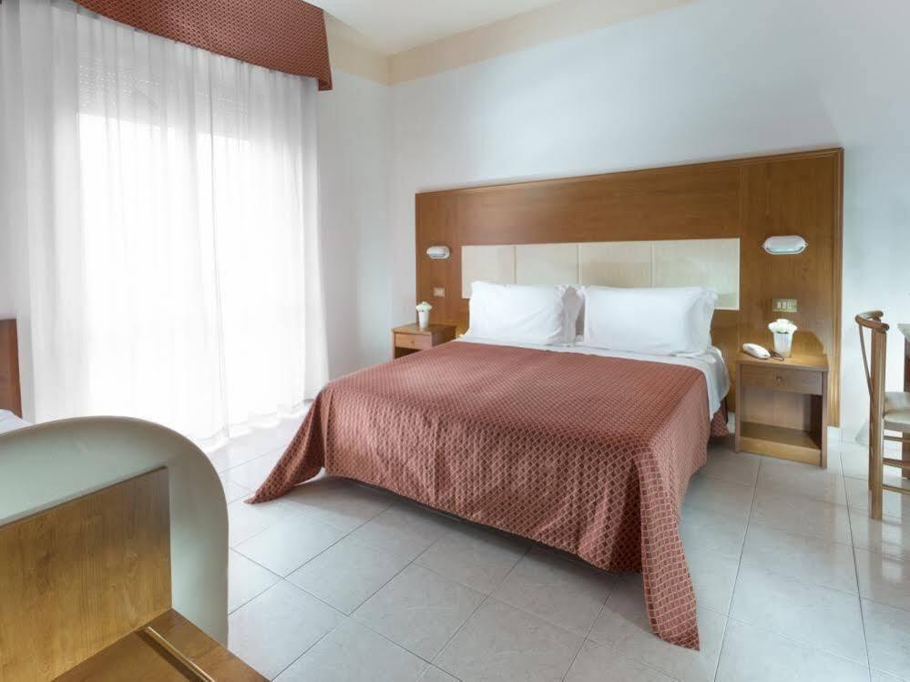 Hotel Vela D'Oro Rimini Exterior photo